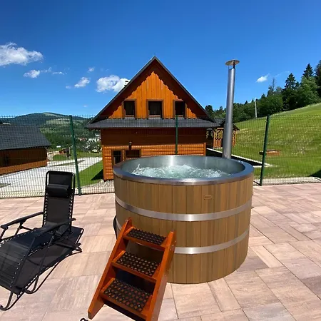 Hldocin, Uhliska, Ostrazica, Zmrazov Lodge