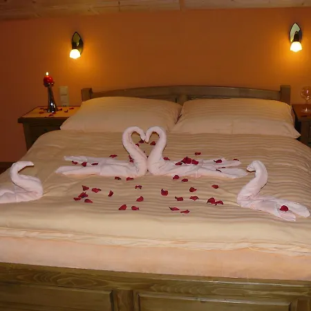 Hldocin, Uhliska, Ostrazica, Zmrazov Lodge